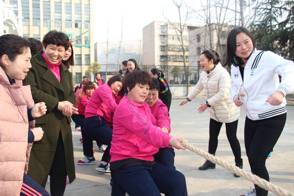 驛城區(qū)舉辦慶?！叭藡D女節(jié)”拔河比賽