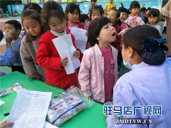 駐馬店市口腔醫(yī)院聯(lián)合駐馬店市實(shí)驗(yàn)幼兒園免費(fèi)為幼兒進(jìn)行乳牙涂氟防齲工作