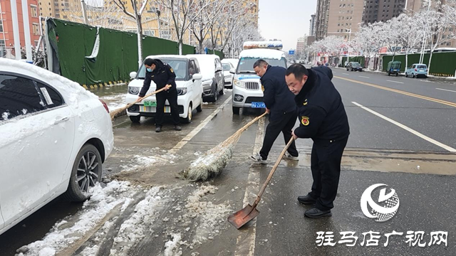 泌陽(yáng)縣城市管理局組織人員清理積雪