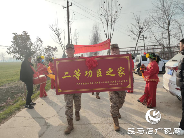 平輿縣軍地領(lǐng)導(dǎo)為二等功臣之家送喜報 春節(jié)前讓軍屬共享尊崇榮光