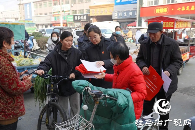 平輿縣人民法院：去小區(qū)、集市里為市民送“法治年貨”