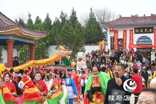 王店大裝現(xiàn)身泌陽(yáng)縣馬谷田鎮(zhèn)大余莊 人山人海場(chǎng)面壯觀