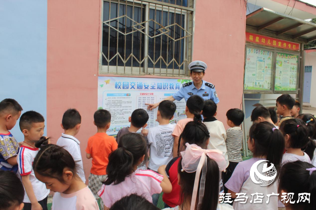 迎“六一”送平安 平輿交警開(kāi)展交通安全進(jìn)校園活動(dòng)