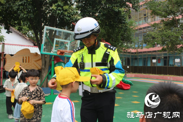 迎“六一”送平安 平輿交警開(kāi)展交通安全進(jìn)校園活動(dòng)