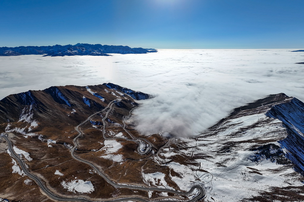 夾金山：冬日云海漫山間